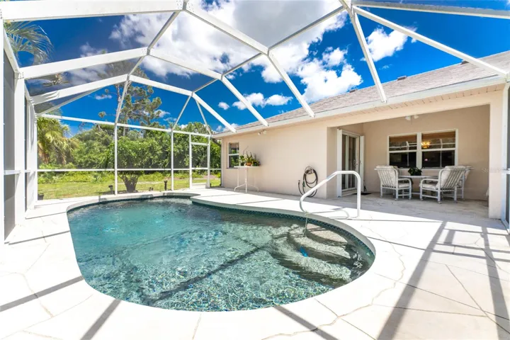 Splish splash! What a pretty Pebbletec pool!