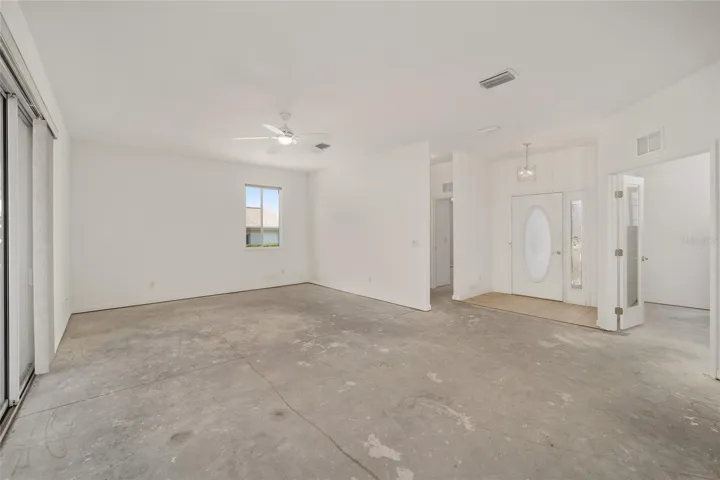 10 foot Ceilings throughout