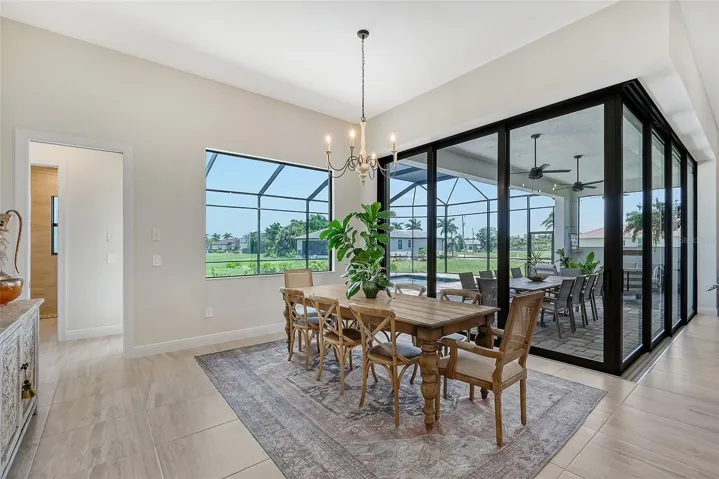 Dining area with 90 degree slider, 12' ceiling