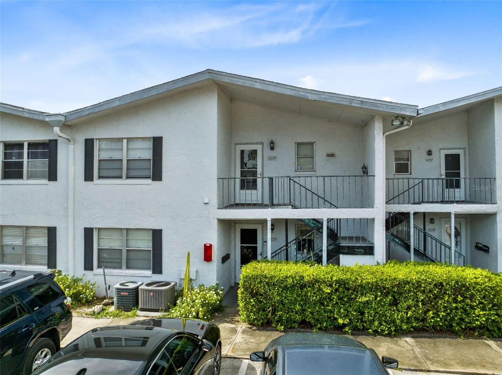 Welcome to this fantastic first-floor condo that combines comfort and convenience!
