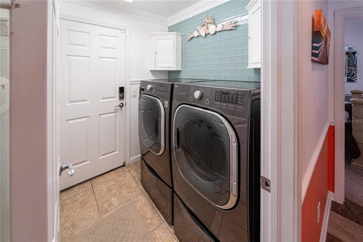 Double sink Mstr Bath
