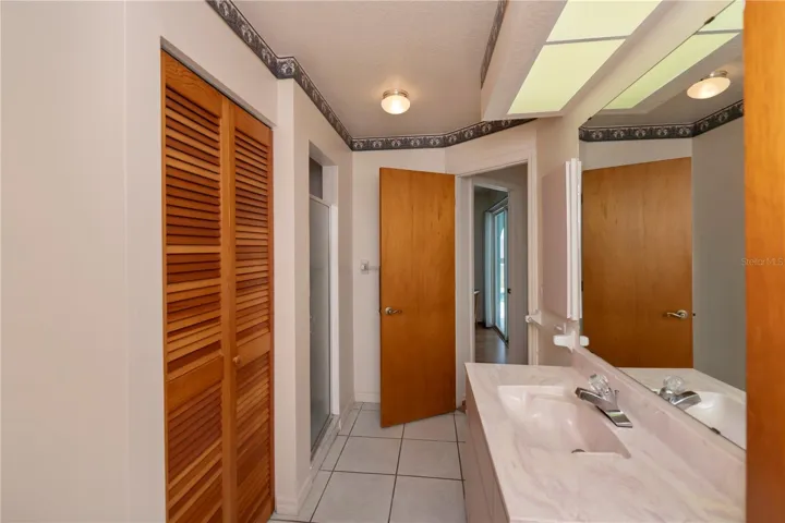 Jack n Jill bath with shower & large linen closet (think Pool towels)!