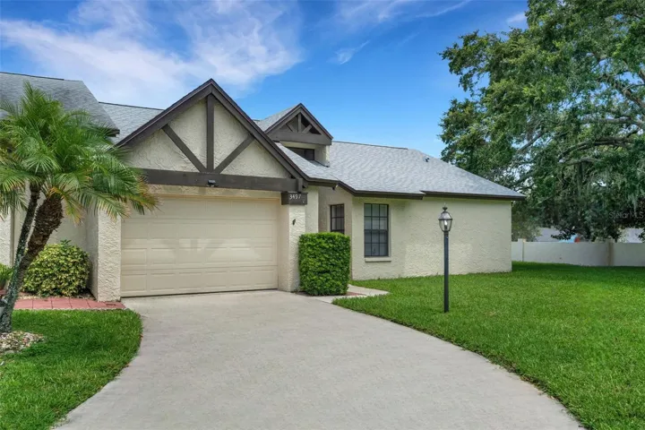 Welcome home to Sutton Place in Highland Lakes!