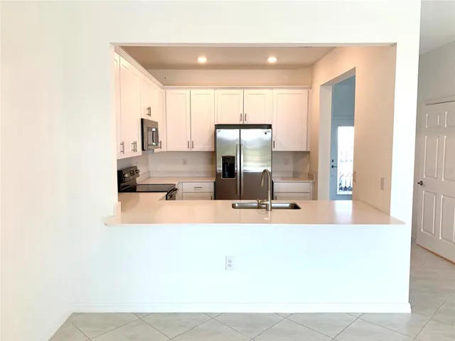 Breakfast Bar with Kitchen