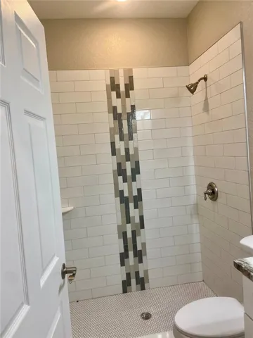 hall bath with tiled tub/shower combo