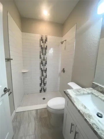 hall bath with tiled tub/shower combo