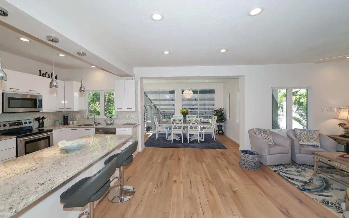 Living room/kitchen combo