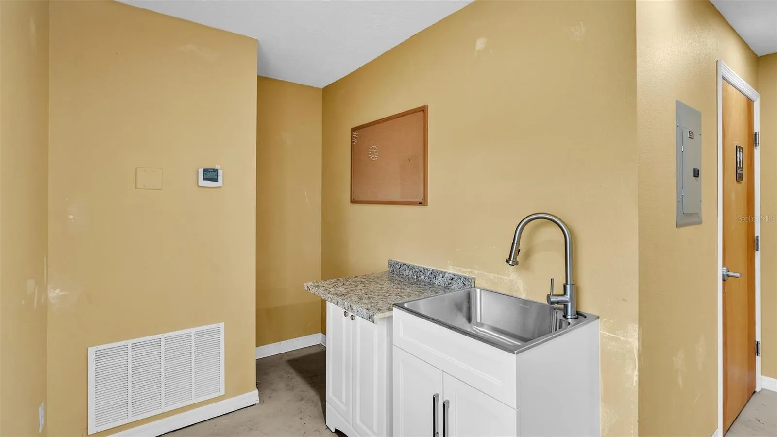 End Unit/Office