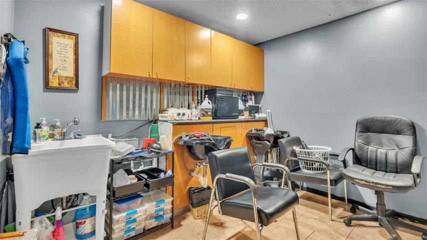 End unit w/salon