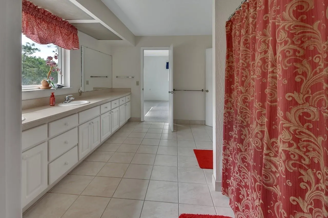 2nd floor bath, connection 2 bedrooms