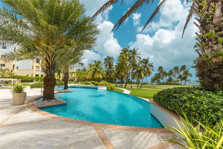 Infinity Pool / Beach Front