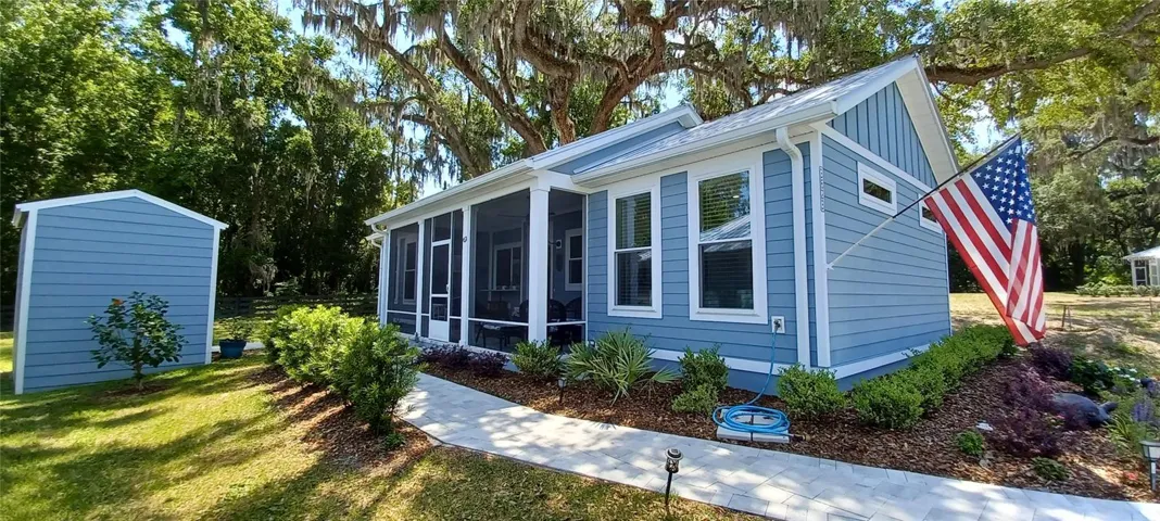 Charming Cottage with beautiful landscaping!