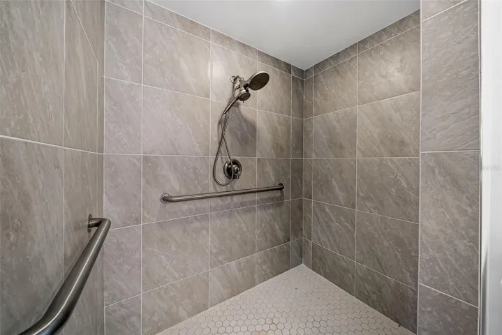 Master bathroom Handicap friendly extraordinaire!