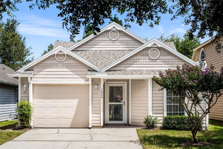 Enjoy the fabulous Tuscawilla lifestyle in this 3 bedroom, 2 bath bungalow
