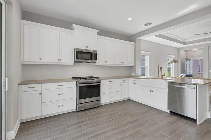 Spacious kitchen, lots of drawers, all soft close