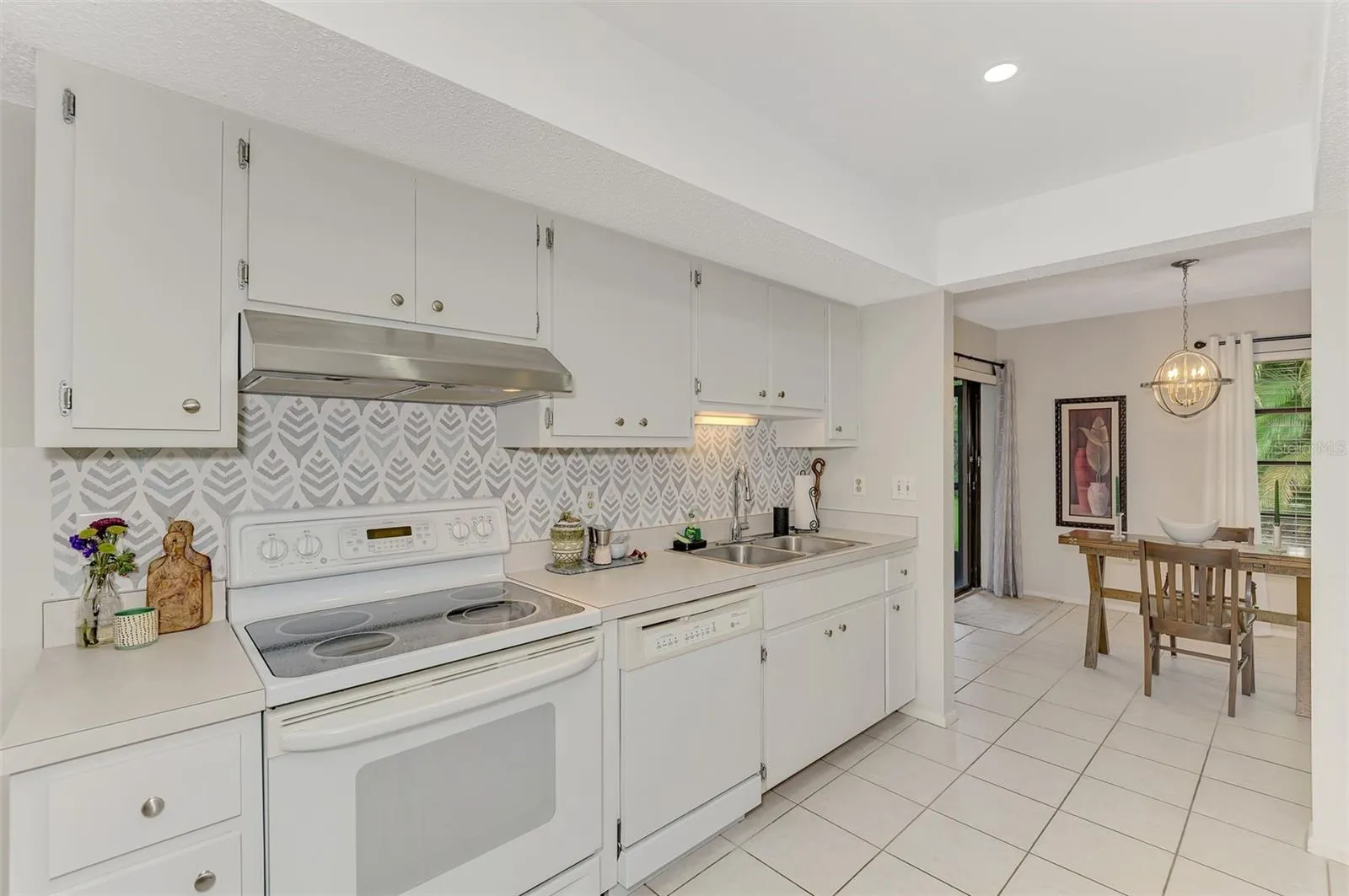 STAND ALONE VILLA - Kitchen Area - Best Privacy in Vivianda5301 Greencroft Dr, Sarasota FL 34238
