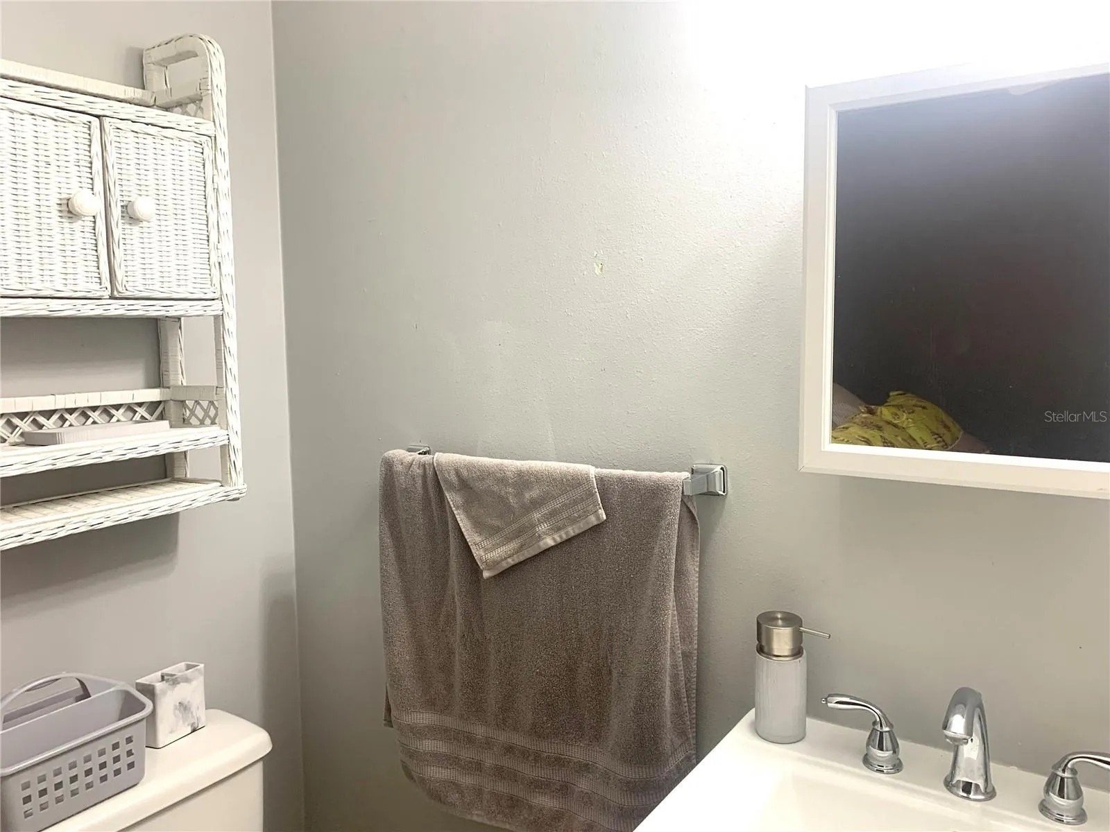 1/2 bath ensuit to guest room with yellow nedding