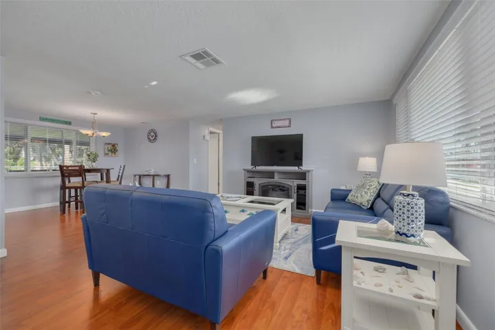 Livingroom/ Dining room