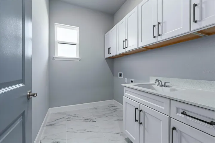 Large Laundry Room w/Sink and Cabinets