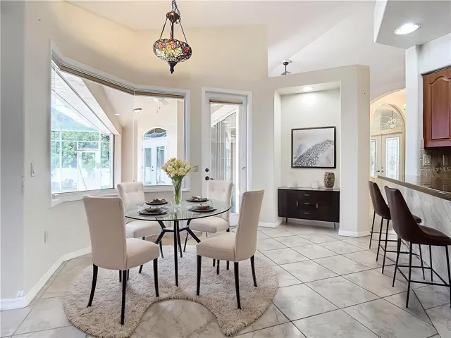 BREAKFAST NOOK/ DINETTE AREA VIRTUAL STAGING