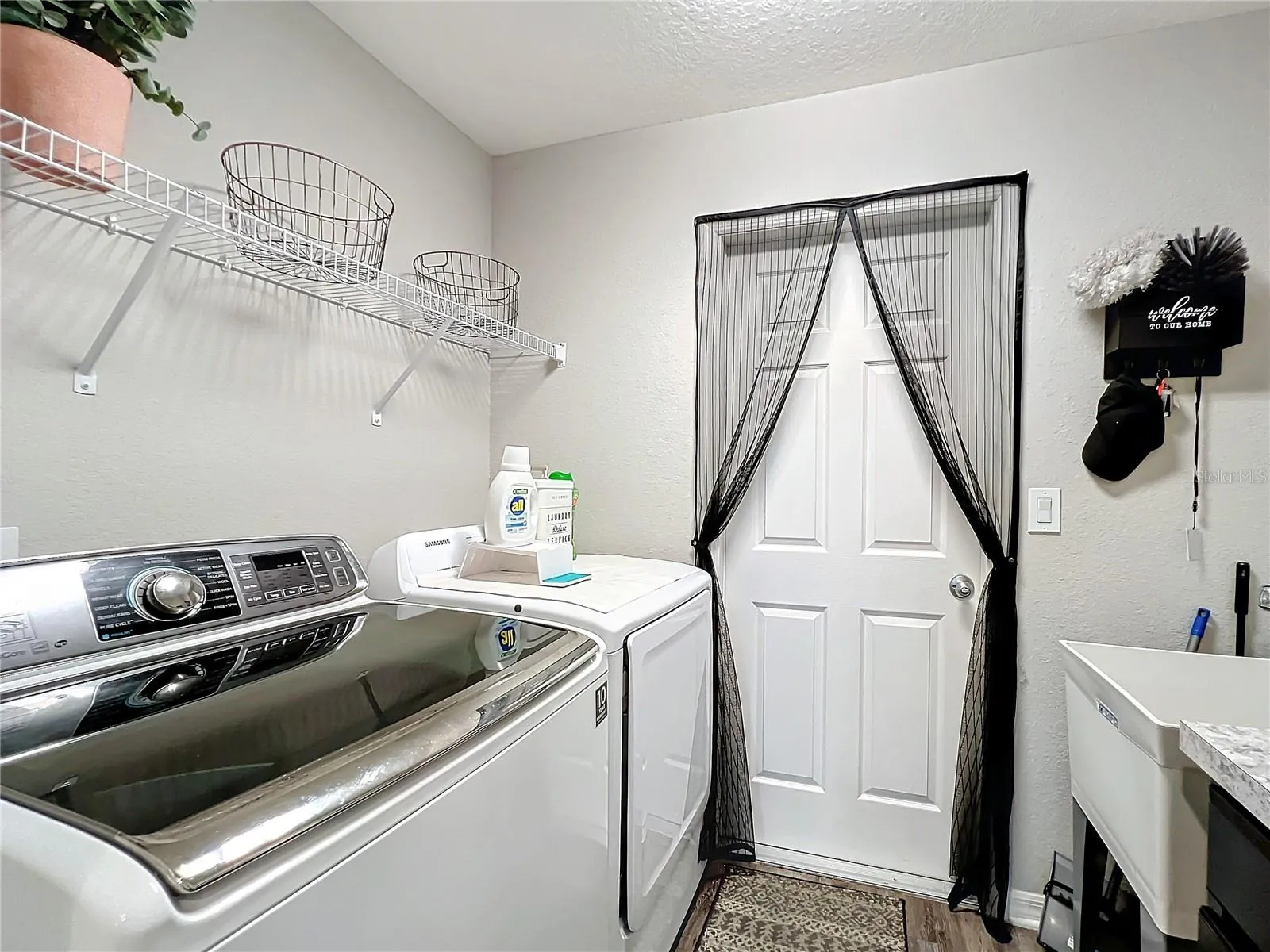 LAUNDY ROOM