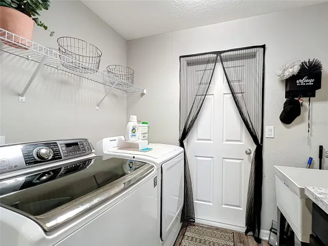 LAUNDY ROOM