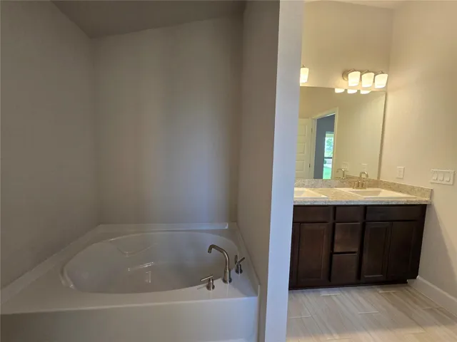 garden tub in main bath