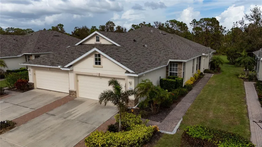 Front of villa with sidewalk to front door