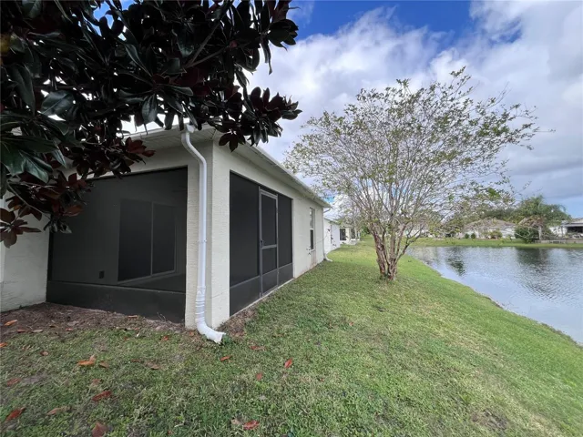 4/2 split plan, screened patio, 2 car garage