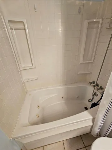 Jetted Tub !!