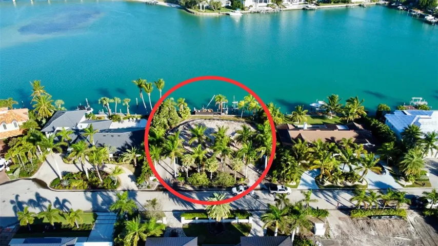 109 Warbler on Bird Key, FL 34236 is a stunning residence envisioned by Daniel Lear Studio with landscape design by Tim Borden. The design focuses on maximizing natural light and creating a harmonious flow between indoor and outdoor living spaces. There is 100 feet of buildable depth from street to seawall. The lot is cleared and ready to begin construction.