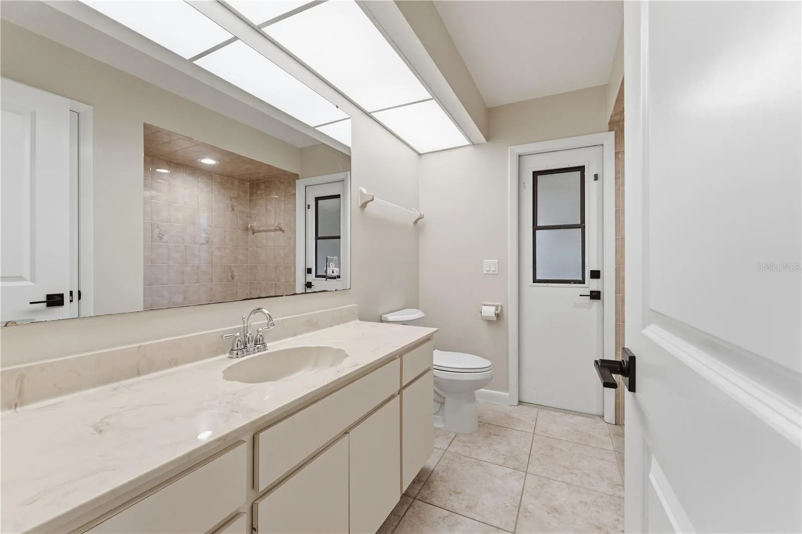 GUEST BATH LEADING TO BACK LINIA