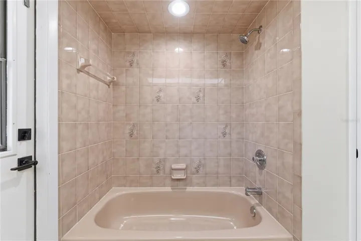 GUEST TUB SHOWER