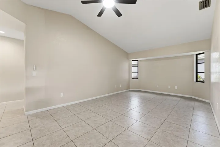 LARGE FAMILY ROOM