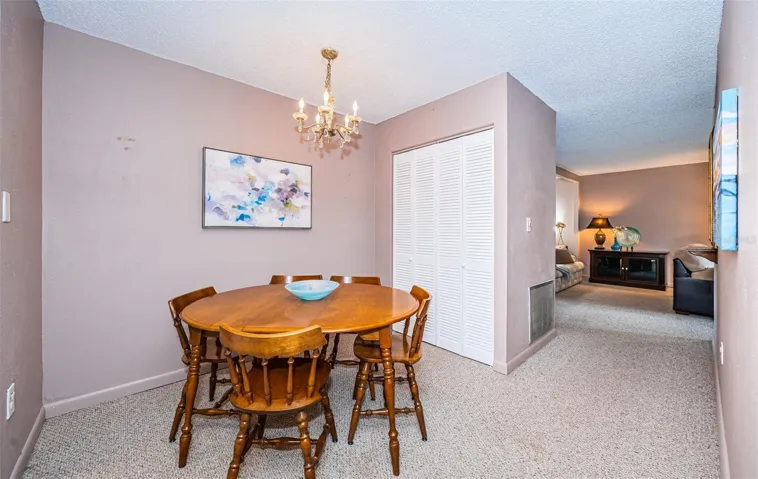 dining area between kitchen and living room