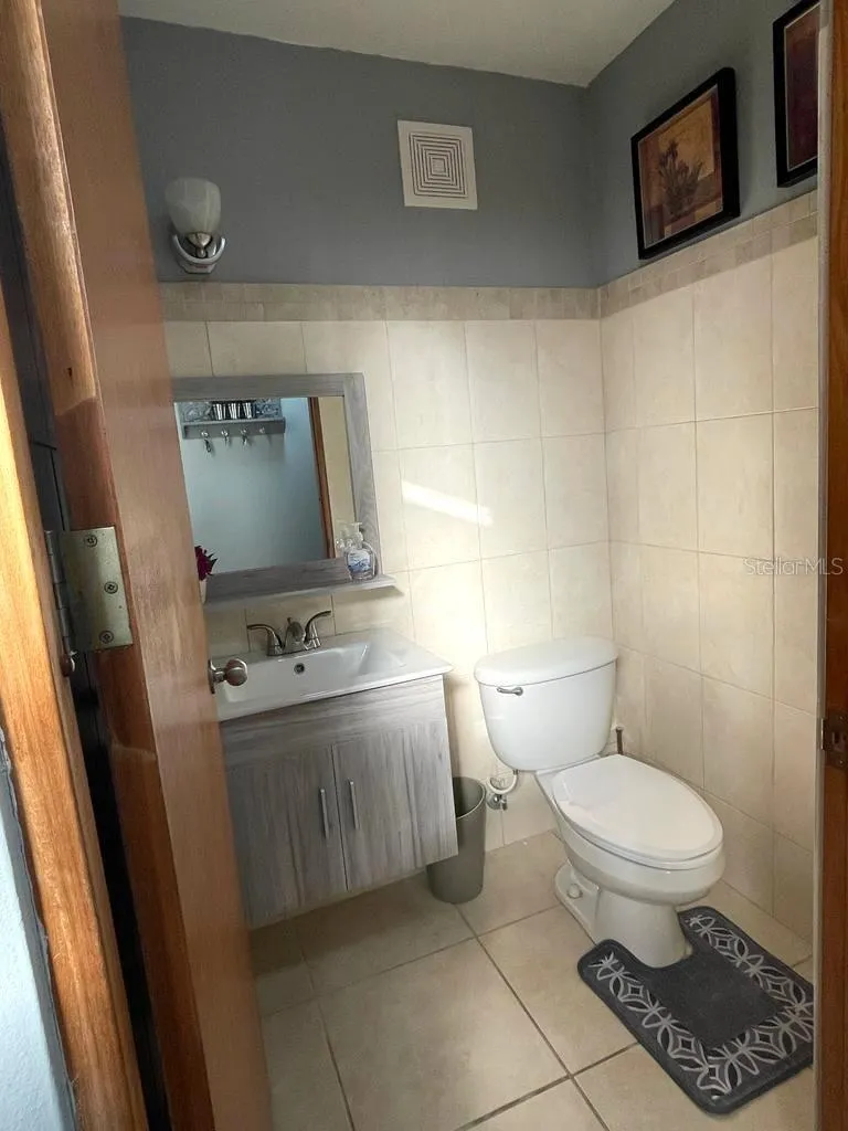 Inside half bathroom