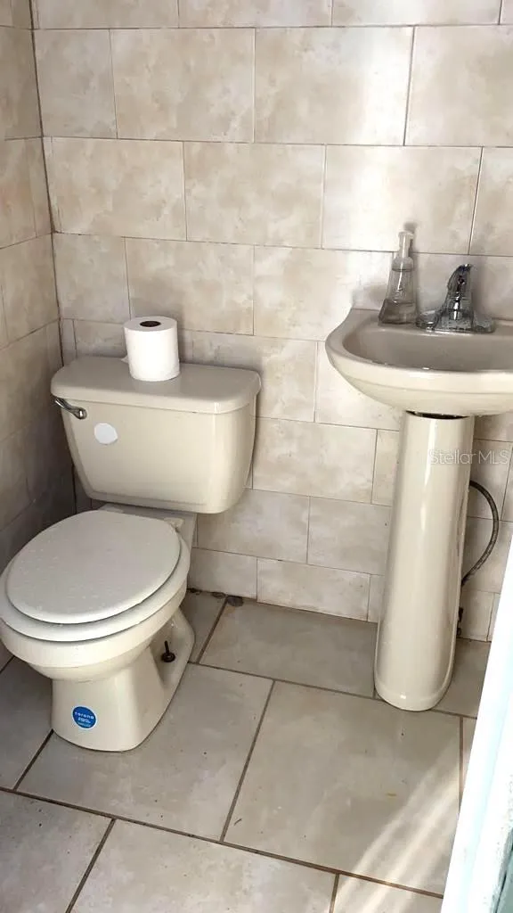 Outside half bathroom by the pool
