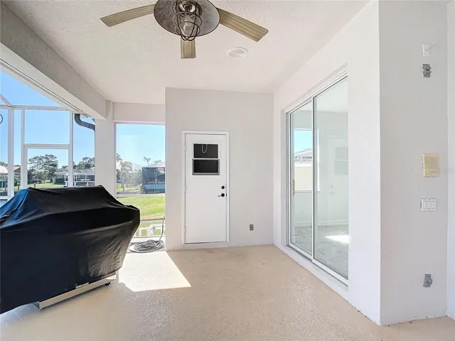 Lanai - Pool Bathroom