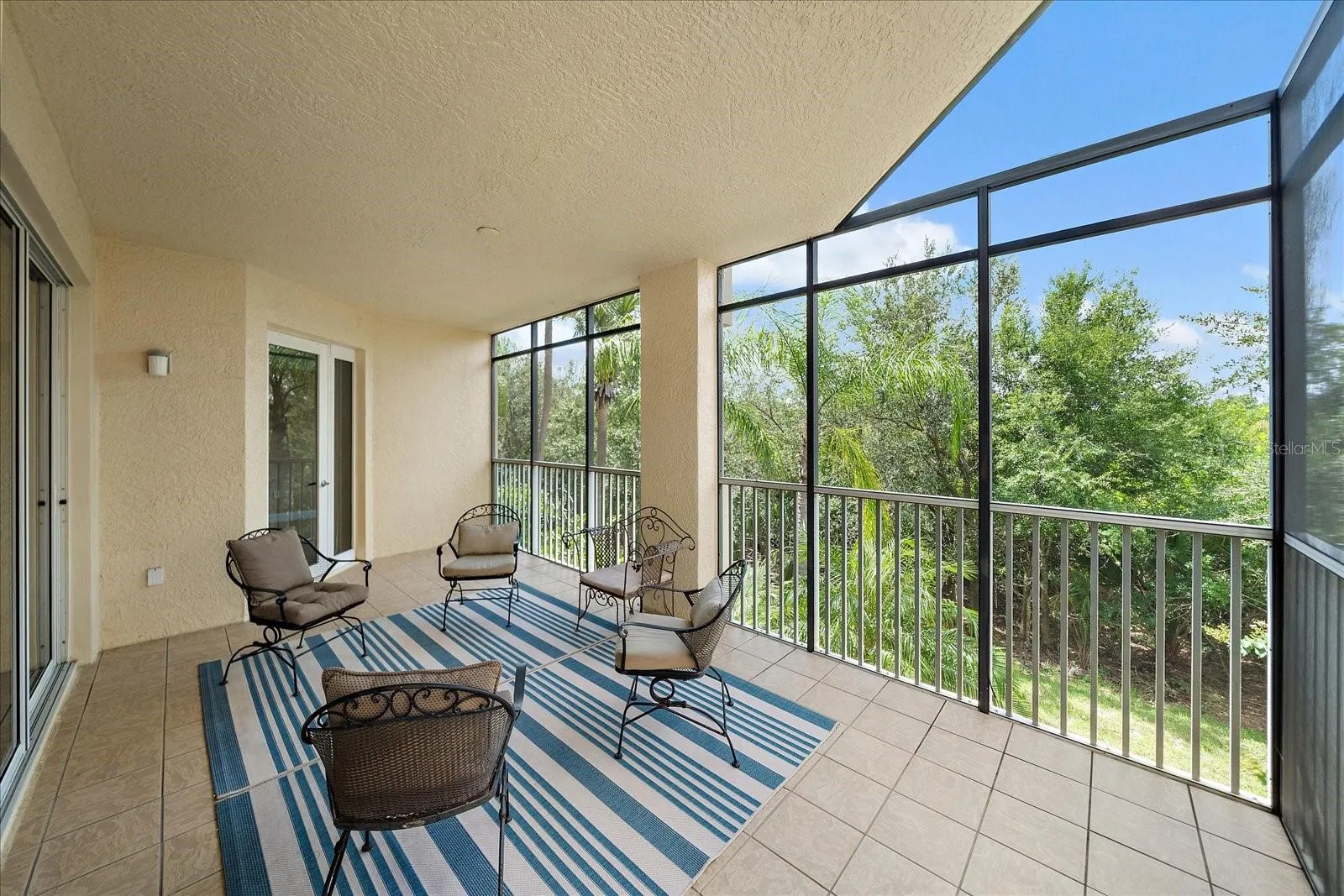 Screened rear lanai