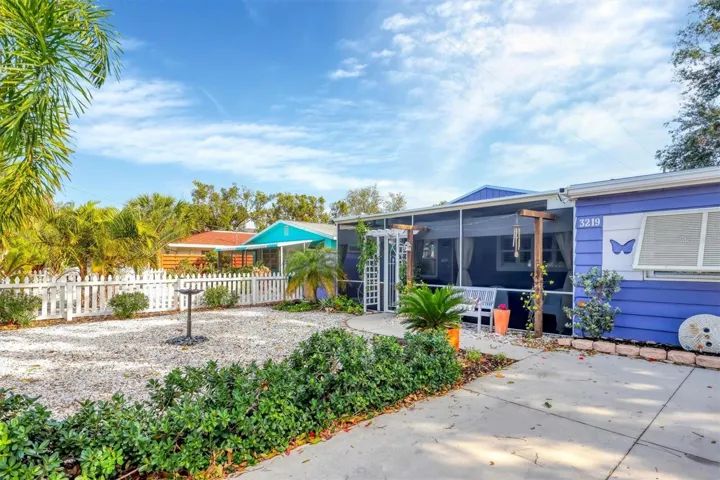 This is the most perfect home and location!! 4 miles to Siesta Key