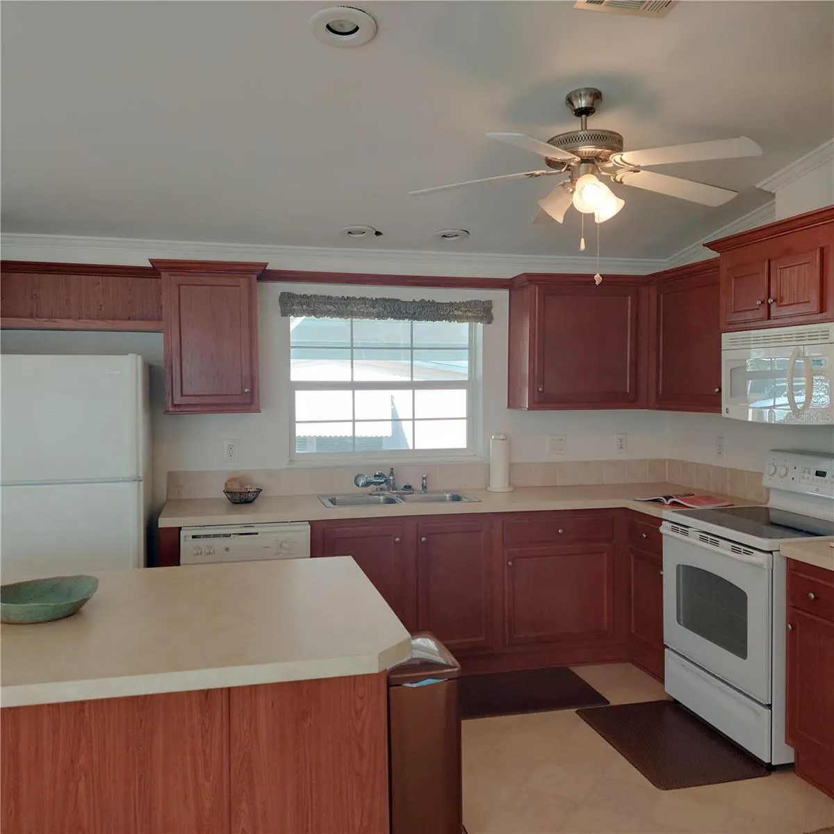 nice kitchen w built-in microwave, separate island w power