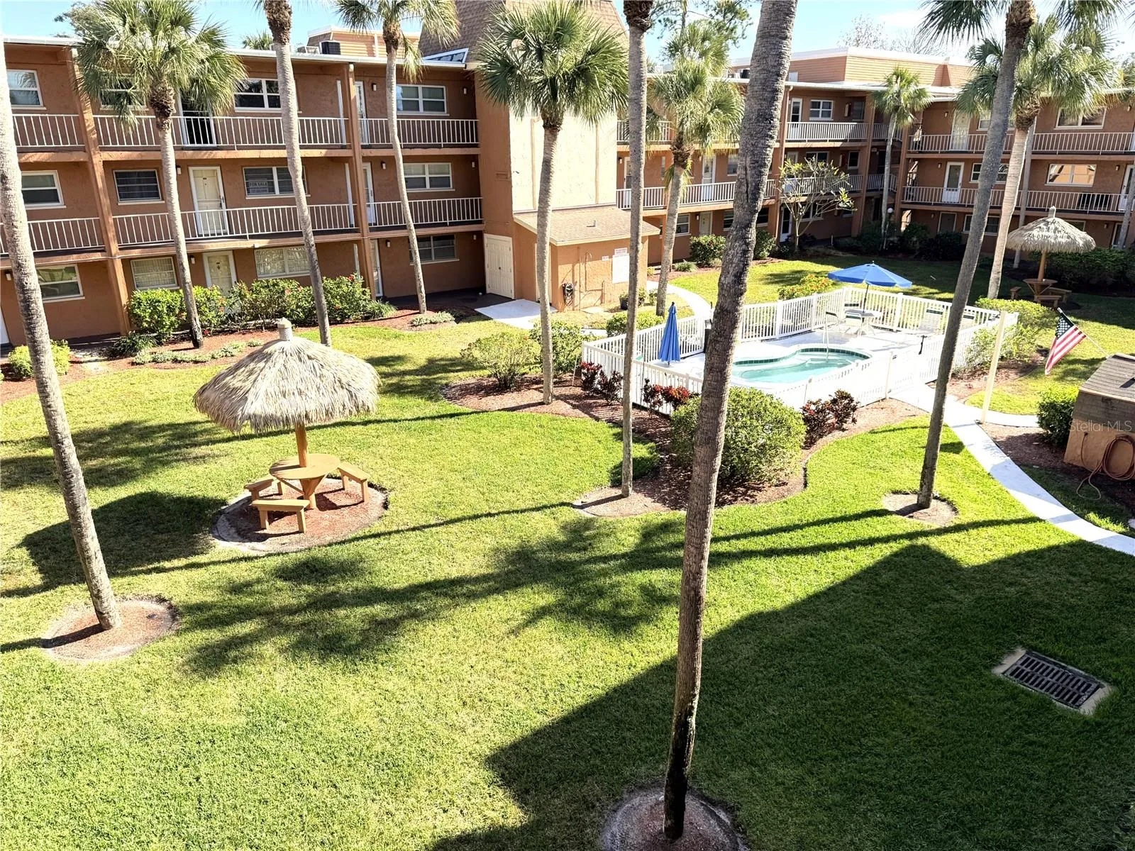 Building 5 - hot tub &amp; picnic areas