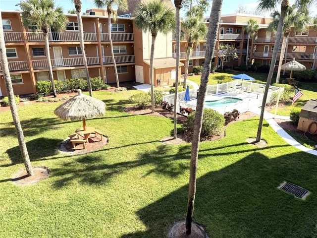 Building 5 - hot tub &amp; picnic areas