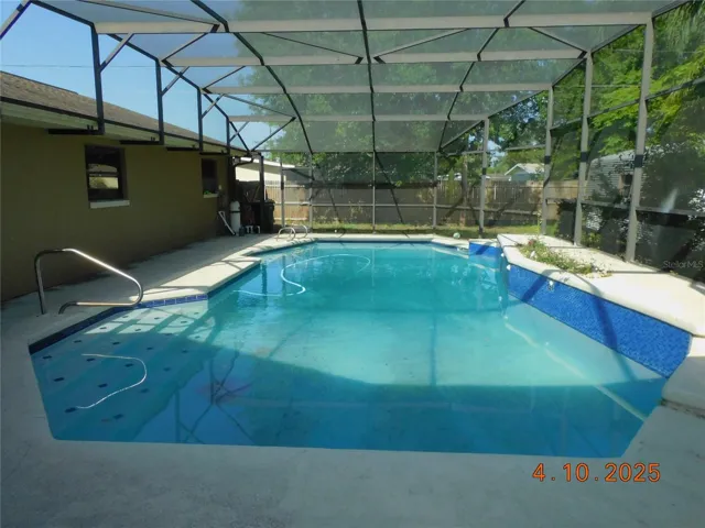 SCREENED POOL