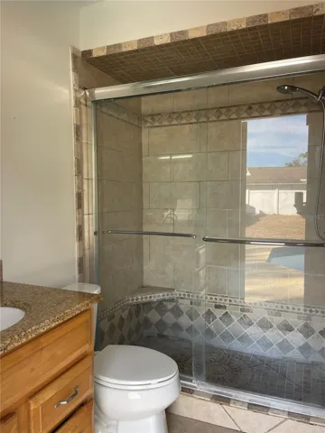 MASTER BATH WITH ACCES TO THE POOL