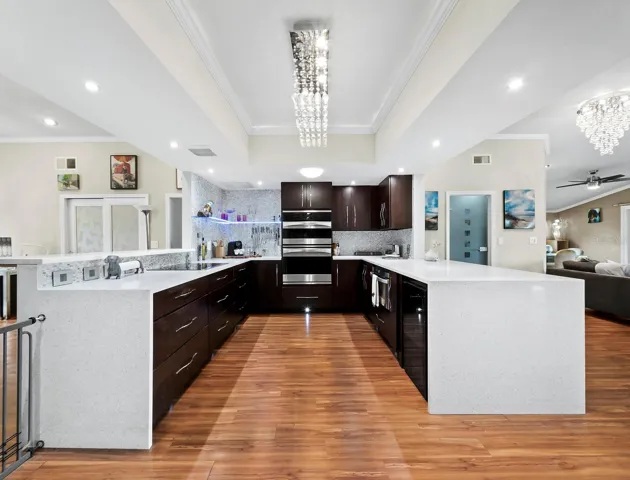 Modern kitchen with Breakfast Bar