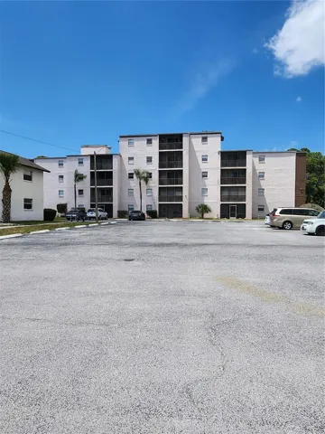 5 STOREY BLDG.  THIS CONDO IS ON THE 4TH FLOOR