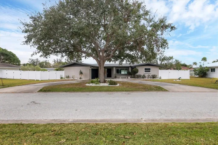 LARGE CIRCLE DRIVEWAY
