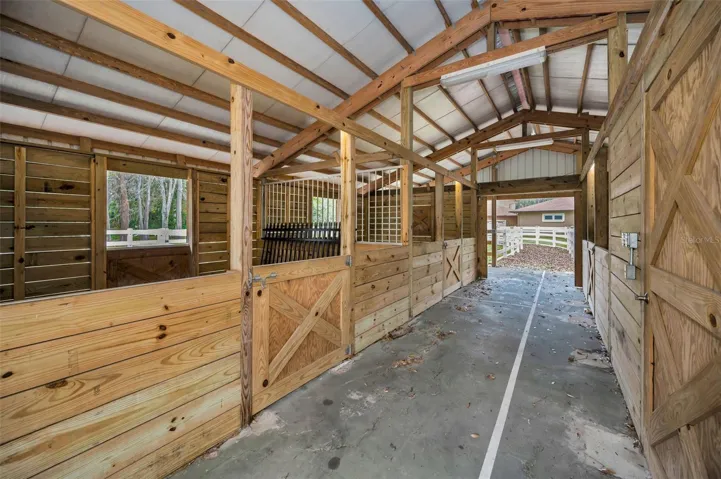 3 stalls/turn outs, 1 tack room,1 wash stall