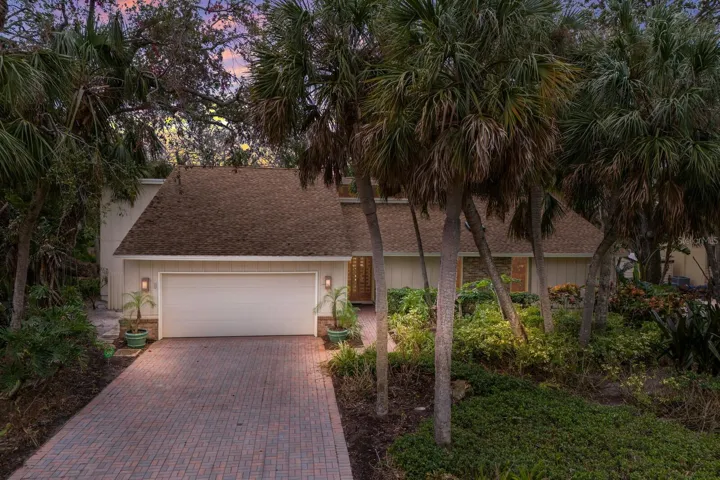 Welcome to 1225 S. View Drive on Siesta Key.